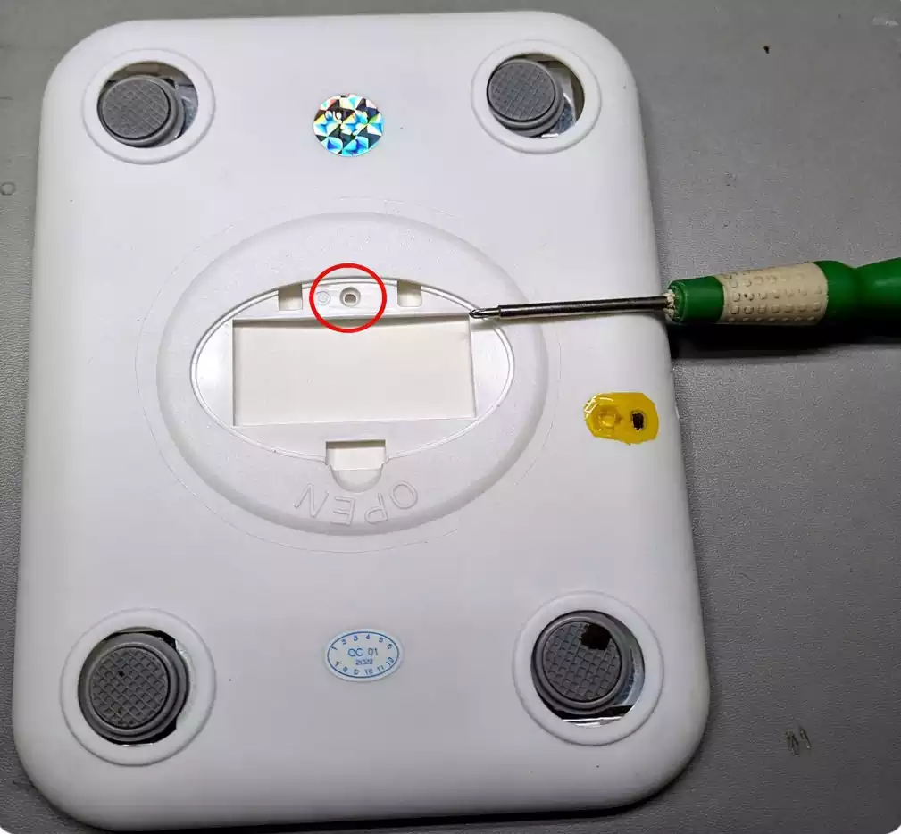 DIY Rechargeable Kitchen Scale with a Reused Lithium Battery (Step-by-Step Guide) 3 removing screw from digital scale for modification process